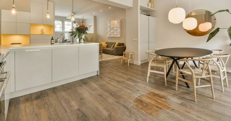 Krassen in een houten vloer: lokaal bijwerken of schuren? - Domoba.nl