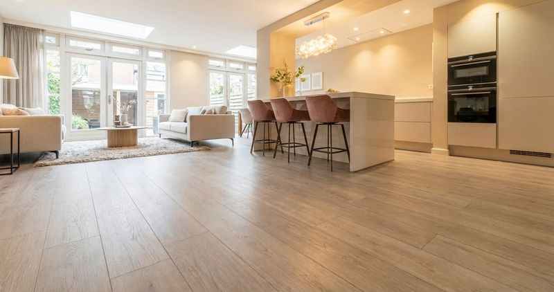 Matte of glanzende vloer: wat doet het met je interieur? - Domoba.nl
